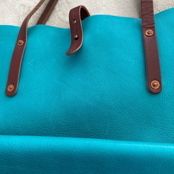 Go Forth Goods Extra Large Avery Leather Tote with Closure - Picture 2 of 10